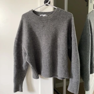 Stickad tröja zara - Säljer denna stickade tröjan från zara i storlek s. Använd 1 gång och är därmed i väldigt bra skick.  Skriv vid intresse köpare står för frakt🩷