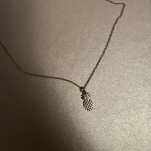 Silverhalsband föreställande ananas - Gullig liten ananas i äkta 925 silver (märkt på halsbandet) föreställande en ananas 🍍 💛 Köpt på guldfynd, pris kan diskuteras 💛