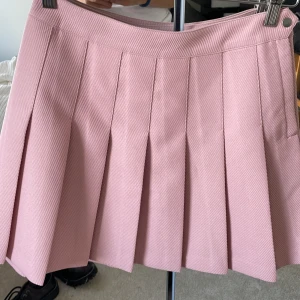 Rosakjol - Säljer en super söt ros kjol från hm. Nästan aldrig använd.