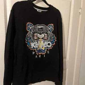 Kenzo tröja - Tja, säljer nu min kenzo tröja då den inte är min stil längre✨. Köptes på NK i Sthlm för några år sen, har tyvärr inget kvitto eller liknande på den men den är 100% äkta. Pris kan diskuteras vid seriös affär.💯💯(nypris ca 2000+)⚡️
