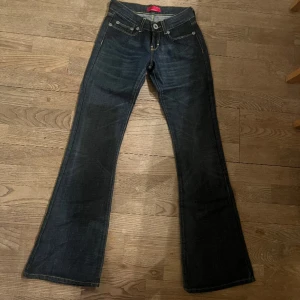 Lågmidjade bootcut jeans  - Lågmidjade bootcut jeans. Midjemått rakt över 33 cm, innerbenslängd 80cm ❤️‍🔥❤️‍🔥