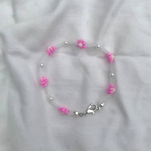 Pärlarmband med rosa blommor - Handgjort pärlarmband med seedbeads och akrylpärlor. Finns även med guldfärgat lås. Perfekt julklapp🎄Skriv om du har frågor💗