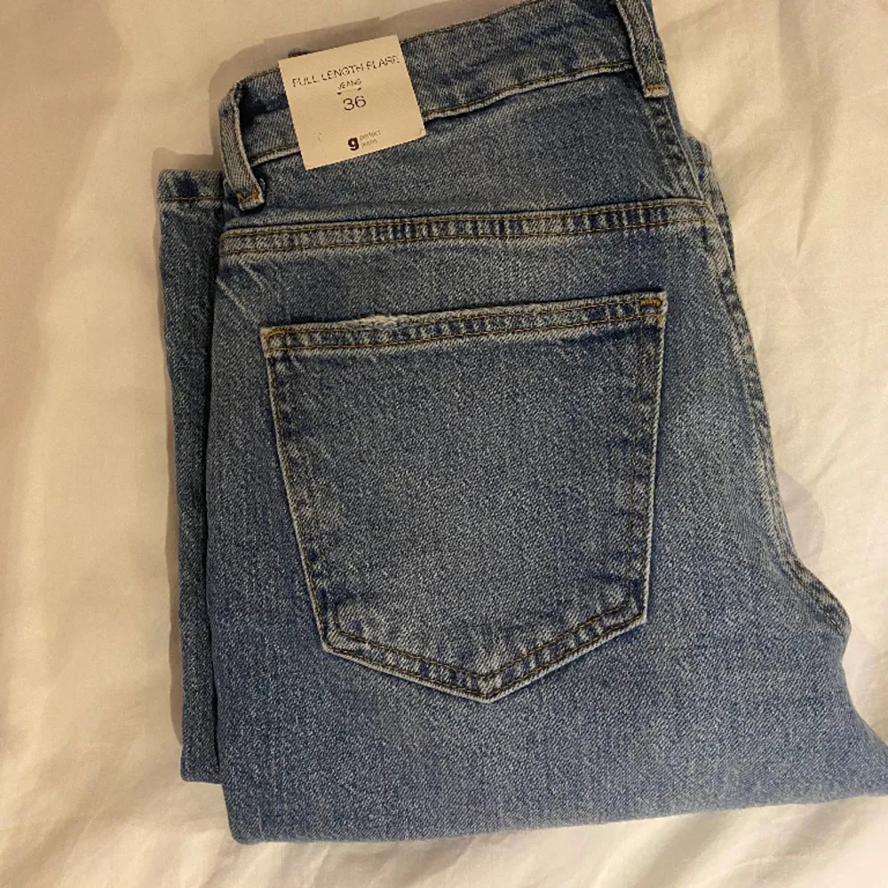 Utsvängda/bootcut jeans från Gina tricot. Skitsnygga men tyvärr för små så därav helt använda & lappen sitter kvar. Storlek 36, 200kr. Jeans & Byxor.
