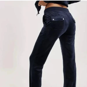 Juicy Couture byxor  - Säljer dessa mysiga byxor från juicy couture i färgen night sky. Storlek Xxs men passar bra på mig som har Xs-S. Skicket är jättefint då de är använda sparsamt, inga defekter finns!! Köp direkt för 554kr ink frakt☺️