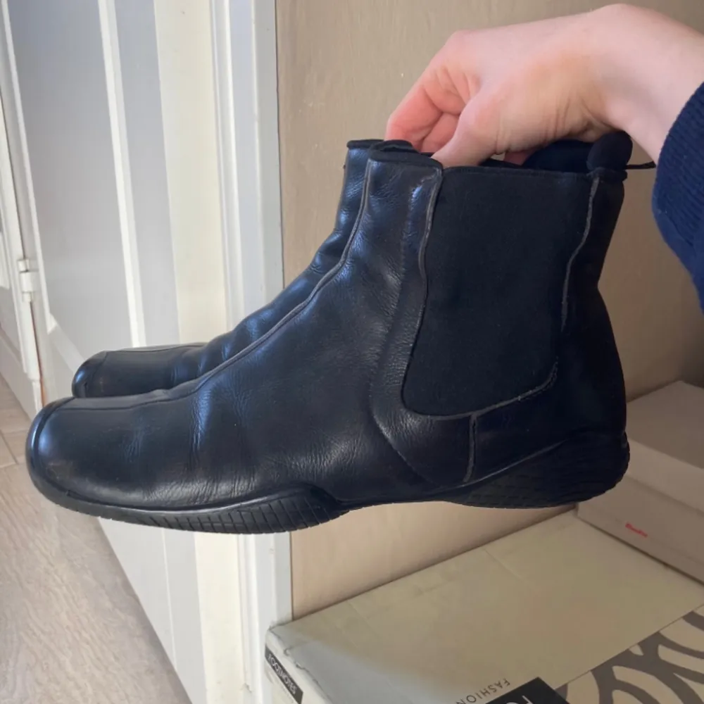 Unika Vintage Prada skor som inte längre säljs. Skorna är i svart läder och har en fyrkantig tå. Superbra skick och verkligen jätte coola att styla!⭐️. Skor.