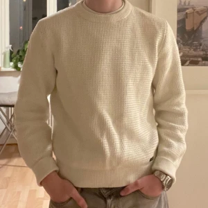 Knitted sweater | Holebrook Sweden - Tja! Säljer min tvärfeta vita stickade tröja från Holebrook Sweden! Skicket är 8/10 förutom lite smuts på ena axeln (kolla bild.) köpt för 1400 
