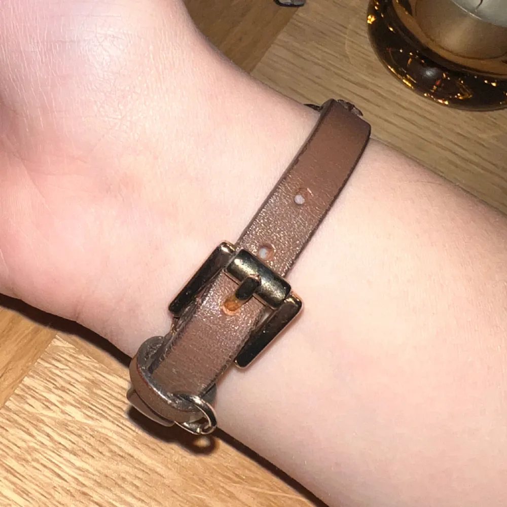 Jättefint armband i bra skick, tror att armbandet är från massimo dutti och har köpt på sellpy. Accessoarer.