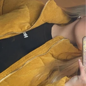 Jacka - Super varm å mysig höst/ vinter jacka. Nypris 600kr