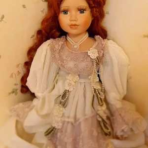 Porslindocka  - En av de finaste jag har men trött på vitt. 40cm hög. Tung. Elegant. 