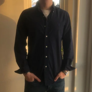 Ralph lauren Skjorta - Säljer denna mörkblåa Ralph lauren skjorta i riktigt bra skick, storlek s och jag är 180cm lång, köp för 599. Tveka inte att höra av dig om du har frågor🙌