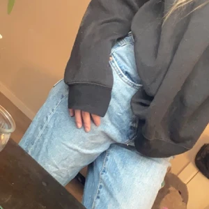 Jeans - Mom jeans från lager 157 med hål på knäna. Lågmidjade. Storlek xxs men mer som xs/ s