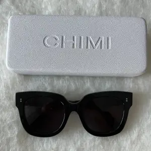 Säljer nu dessa solglasögon från CHIMI eyewear. Nypris 1250kr, kom med prisförslag i DM vid intresse och ställ gärna frågor 🥰 bra skick,  repor finns på själva glasögonen (se bild) (Modell 08)