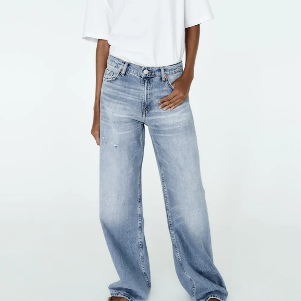 Helt nya zara jeans med prislapp kvar!! Tyvärr ej kommit till användning. Vida ben, storlek 36💙. Jeans & Byxor.