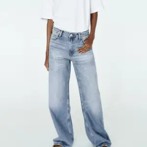 Helt nya zara jeans med prislapp kvar!! Tyvärr ej kommit till användning. Vida ben, storlek 36💙