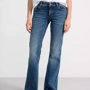 Säljer dessa skitsnygga jeans. Hör av dig om du undrar något!💞