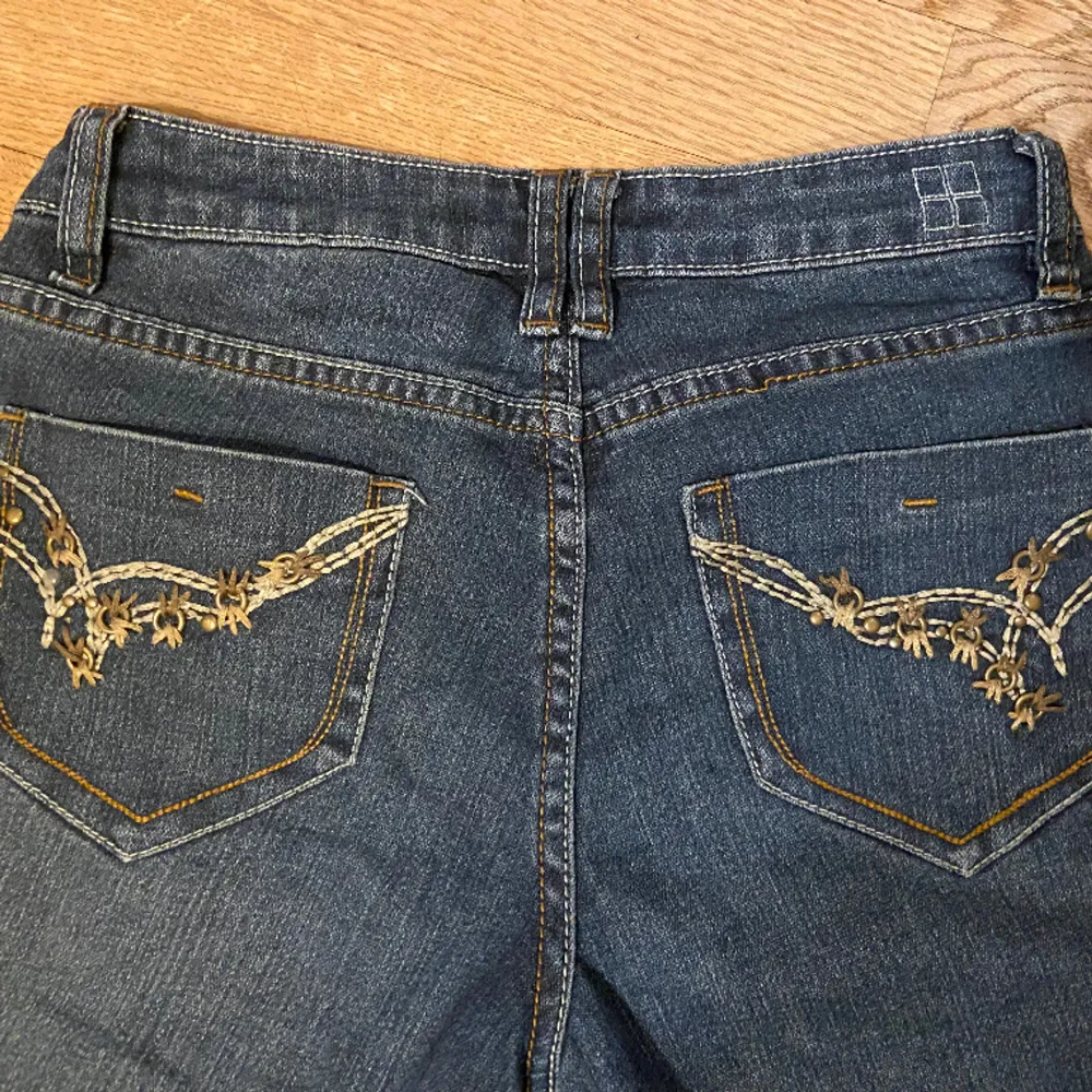 Säljer superfina bootcut jeans med broderade bakfickor.   Det står att de är midrise men de är ganska lågmidjade.  Märket är salt works new york.  Storlek 4 uk / 32 eu.  Passar dig som är ca 160 cm! . Jeans & Byxor.