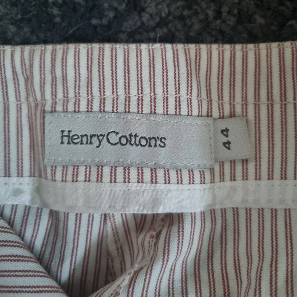 Röda och vit randiga luftiga Henry Cottons byxor. Luftiga och perfekt på sommaren. Jeans & Byxor.