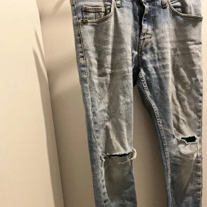Tiger of Sweden jeans - Tiger of Sweden jeans Med hål i knäna Stretch modell Skick 8/10 W28 L32