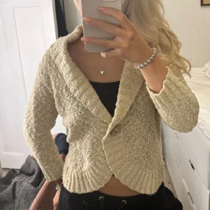 Kofta - Super snygg kofta, bilderna är lånade ifrån tjejen jag köpte den❣️❣️❣️