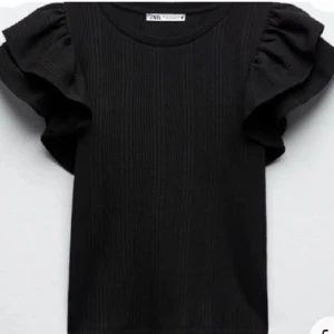 Volangtopp - Jättefin volangtopp från zara!💞stl m men sitter som s💞