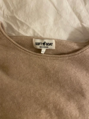 Soft goat tröja - Fin tröja från soft goat i 100% cashmere. Fint skick förutom att den är lite nopprig och har en liten lagning (se tredje bilden) men inget man tänker på. Storlek L men passar mig som har xs / s.Ge prisförslag o skriv för fler bilder. ❤️