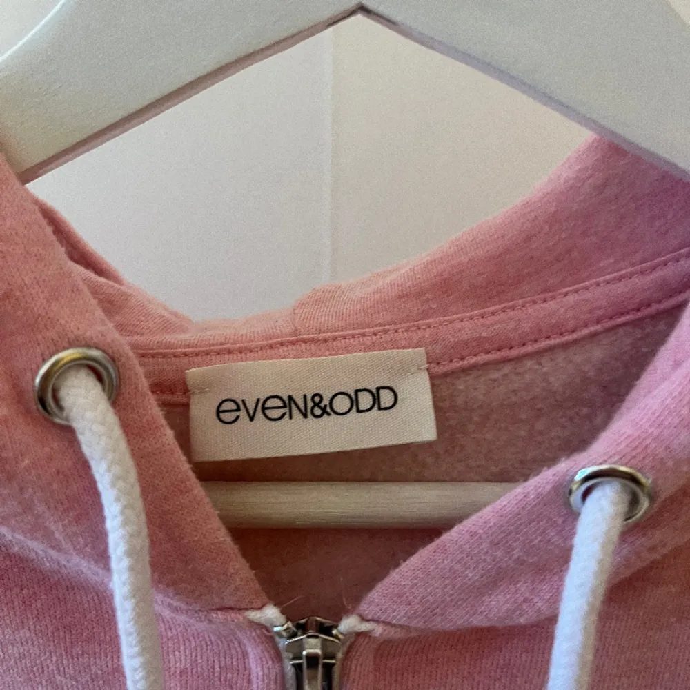 Säljer en rosa zip-hoodie från even&odd. Säljer då den inte sitter så fint på mig. Knappt aldrig använd, tvättar såklart innan jag postar. Nypris ca 300kr, storlek S men sitter mer som xs. Skriv för fler frågor eller bilder💘❄️. Tröjor & Koftor.