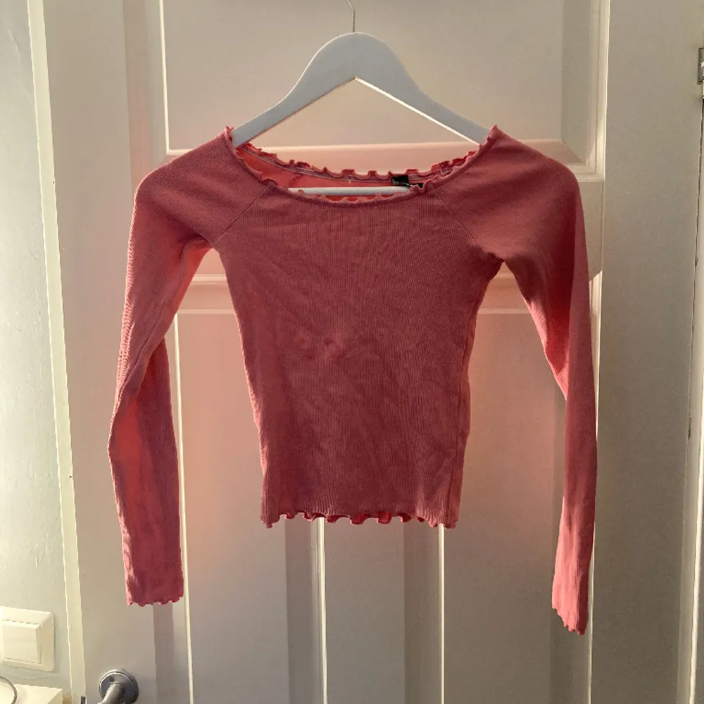 Rosa tröja från BikBok, storlek Xs. Tröjor & Koftor.