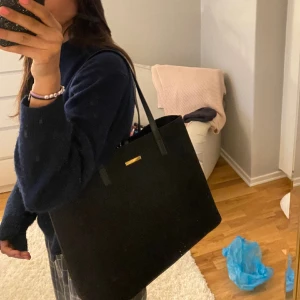 Handväska  - Säljer nu min handväska ja precis köpt men känner att ja inte blev nöjd så därför säljer jag den