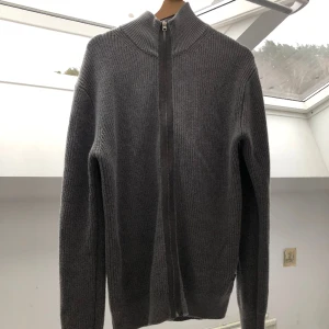 Indicode Full Zip - Säljer min gråa Full Zip eftersom den inte passar. Den är Storlek S men sitter mer som M eller L. Det är även feltryck på zipen.