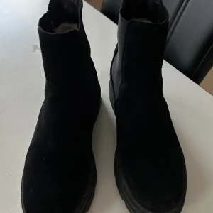 Boots - Mocka boots st 36 väldigt lita använda. Från Roots