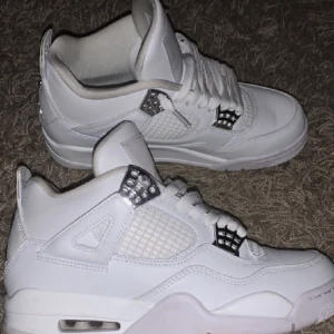 Jordan 4 pure money - Storlek 39, använda ett par gånger 