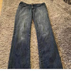 Detta är ett par midwaist jeans från lee i storlek S. Dom är i väldigt bra skick men säljer då dom sitter lite löst i midjan. Skulle även säga att jeansen är straight leg och inte botcut☺️kom privat för fler bilder!
