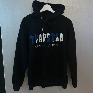 Trapstar Hoodie - Säljer nu min Trapstar hoodie som jag fick i present då den inte passar, endast använd någon enstaka gång så i princip helt ny, strl M men passar även S utan att vara för stor.