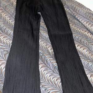 Kommer inte till användning då den är lite för stor. Jättefina svarta byxor som passar perfekt till sommaren med skönt material. 