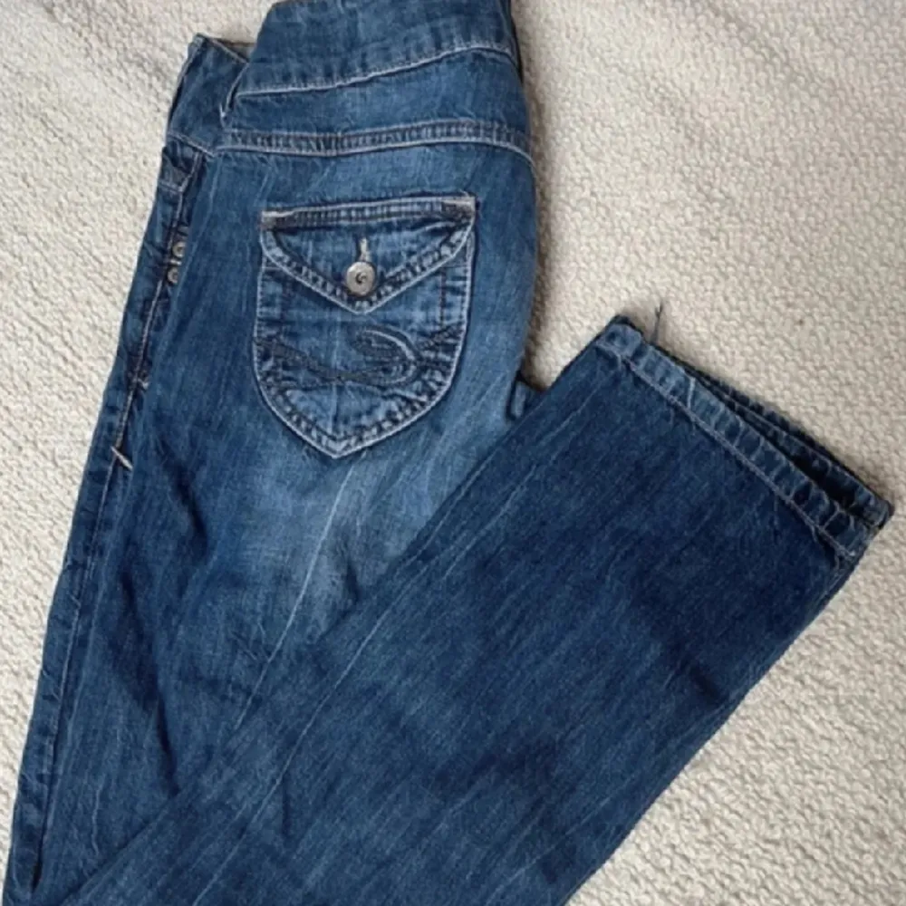 Säljer dessa jeans, skriv för mer bilder ele info. Svarar samma dag du skickar nåt. Jeans & Byxor.