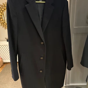 Boss rock Kashmir  - Nästan ny rock i mörk marinblå. Finns extraknapp kvar. 