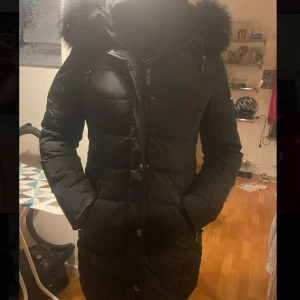 Vinter jacka  - Säljer min fina Rocco barocco jacka pågrund av att jag ej använder den längre. Den är i fint skick, endast använd en vinter. 