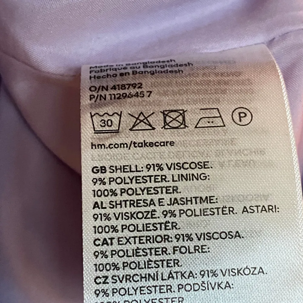 Kavaj från H&M.  Storlek: XS Material: Viskos, Polyester Använd, men utan anmärkning.  Kommentar från säljaren: Använd 2 ggr. I väldigt fint skick Inköpt i somras.. Kostymer.