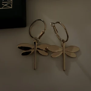 Öronhängen trollslända  - Säljer dessa öronhängen i guld, super fina 🥰Nyskick. 