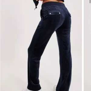 Juicy byxor - Läs bio! säljer mina mörkblå juicybyxor då jag tyvärr inte använder dem så mycket❤️