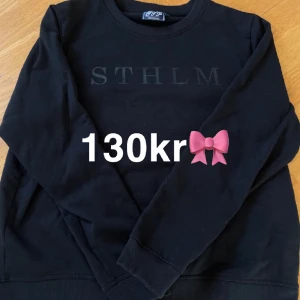 Stockholms College Tröja - Svart college tröja men tryck ”STHLM”! Tjockt material, aldrig använd!