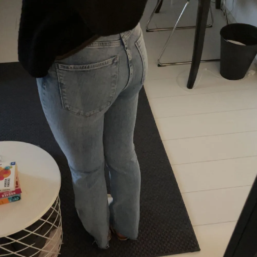 Flared jeans i denim. Jeans & Byxor.