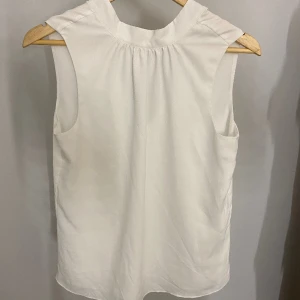 Blus - En jätte fin vit blus nu till jul eller nyår i storlek 34 🤍 Står inte för frakten