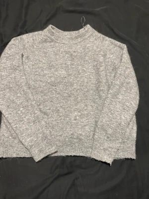 Stickad grå kofta från zara  - Använd 2 gånger, säljer då den inte kommer till användning🩶