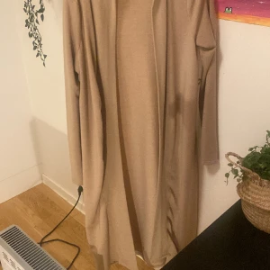Lång kofta - Lång kappa/kofta Beige
