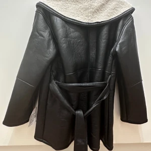 Vinterjacka ny - Vinterjacka med dragband. Från ASOS Design, icke-använd. Storlek 36.