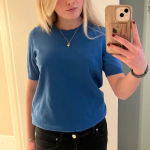 Blå t-shirt  - Säljer denna jätte söta t-shirt i ett så fin färg. Använt fåtal gånger så den är som i nyskick.💙💙