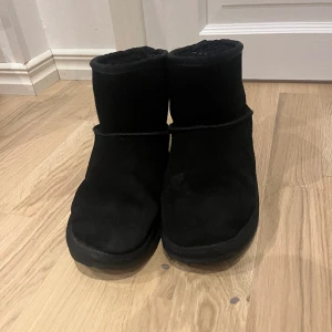 uggs - säljer dessa svarta uggs som knappt har använts 💘