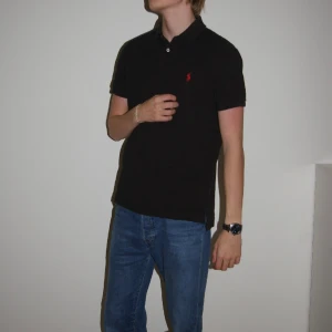 Svart Ralph Lauren piké - Svart Ralph Lauren piké i fint skick utan defekter  Tveka inte på att höra av er vid frågor!