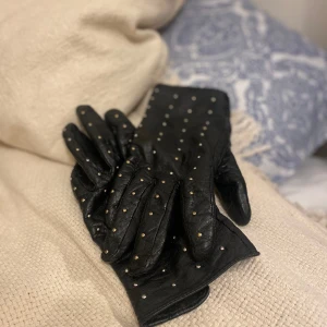  Svarta Skinnhandskar 🖤 - Svarta skinnhandskar med metall droppar på . Storlek XS/S